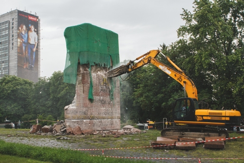 Dismantling the monument to Chekist officers by Nikiforov Yevgen