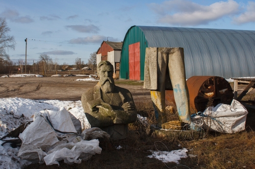 Dismantled statue of Friedrich Engels by Nikiforov Yevgen